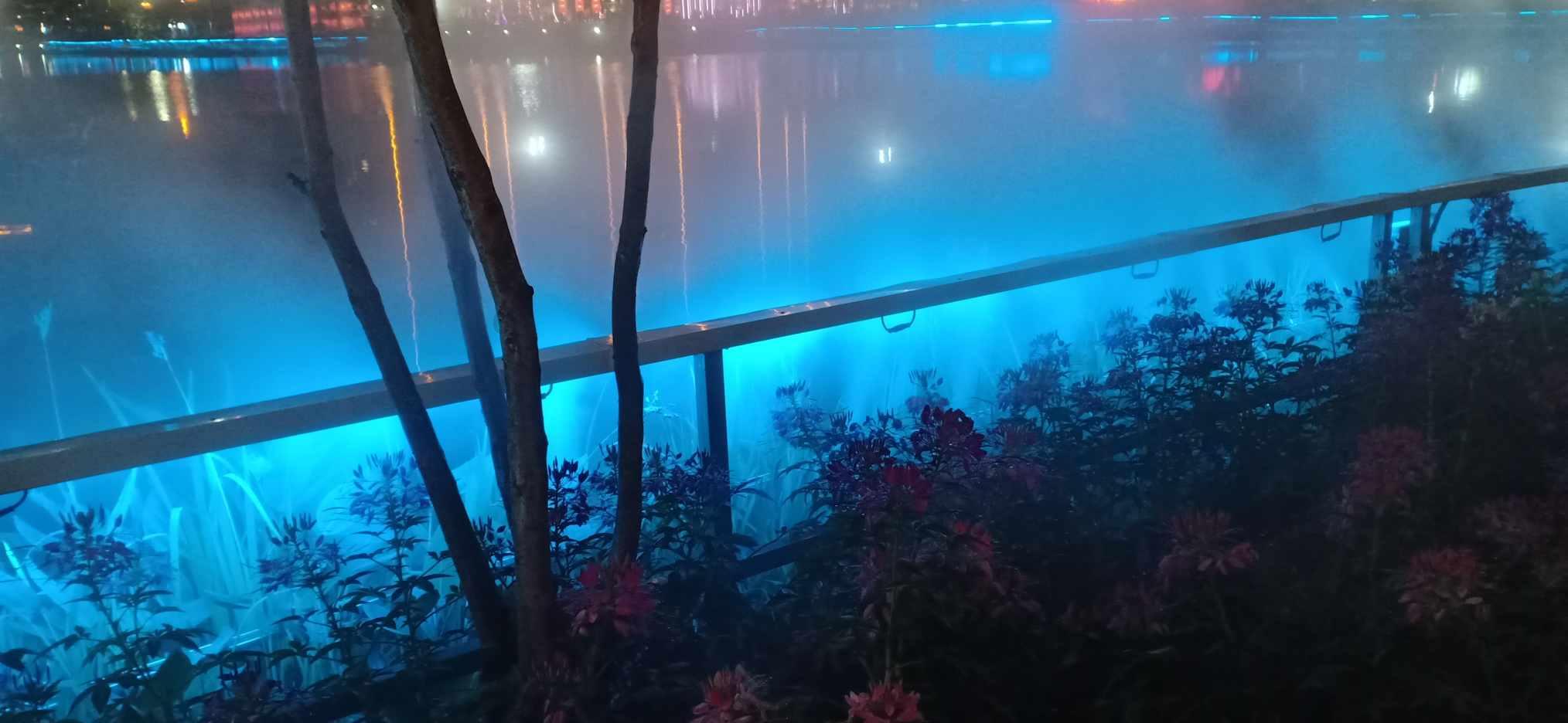 冰雪天货车侧翻，货品散落在地，众人帮忙搬运整理装车9小时
